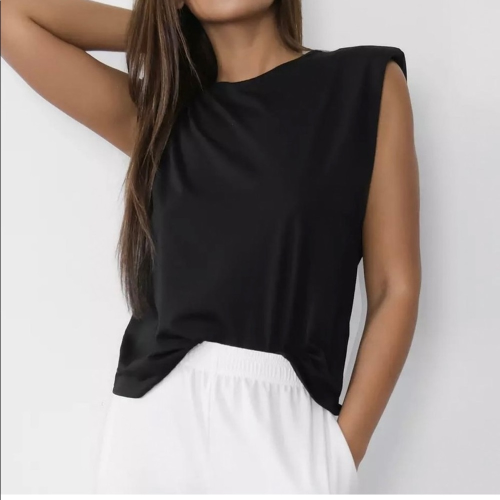 Cropped Padded Shoulder Top - Picture 2 of 4